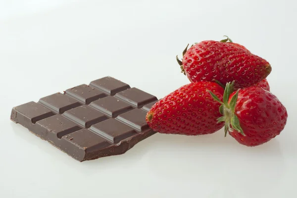 Jordgubbar och choklad — Stockfoto