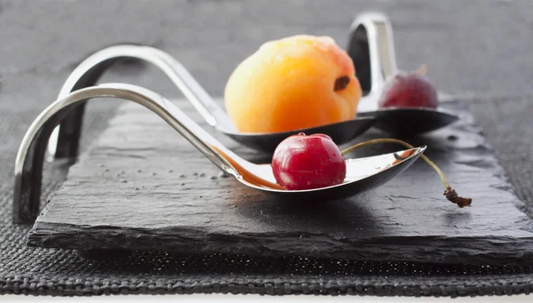 Fruta en cucharas — Foto de Stock