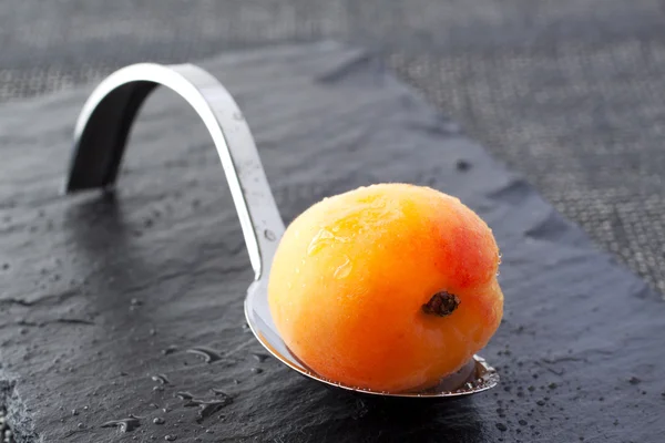 Abricot sur cuillère — Photo
