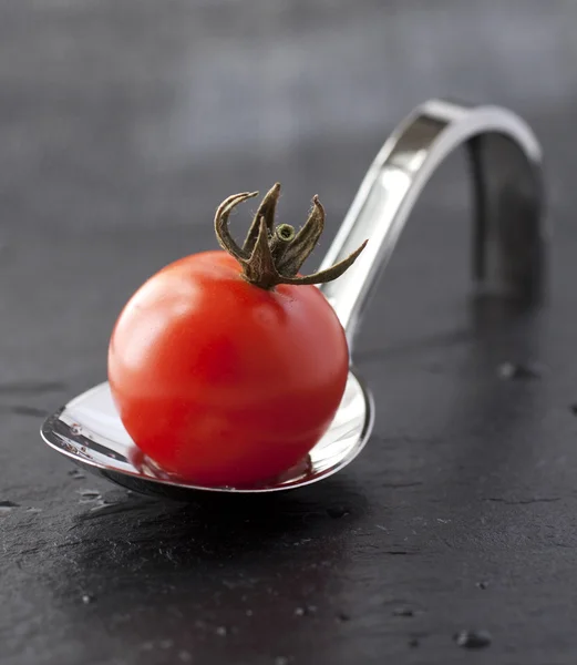 Tomat på sked — Stockfoto