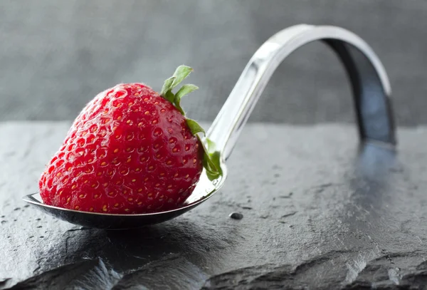 Erdbeere auf Löffel — Stockfoto