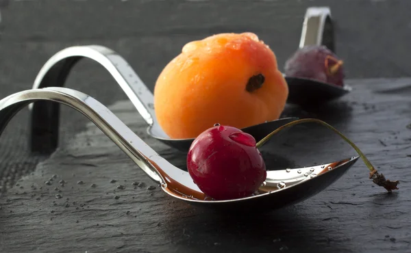 Frutta su cucchiai — Foto Stock