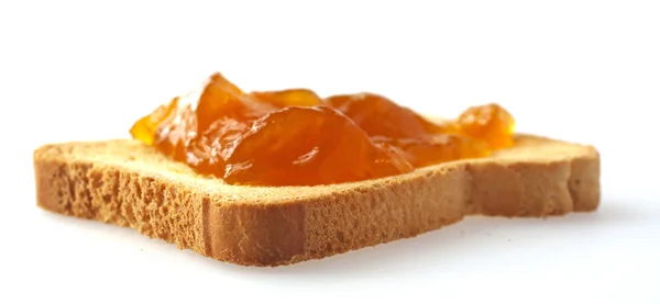 Rostat bröd med aprikos sylt — Stockfoto