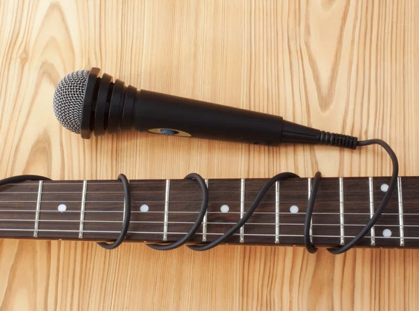 Mikrofon och gitarr — Stockfoto