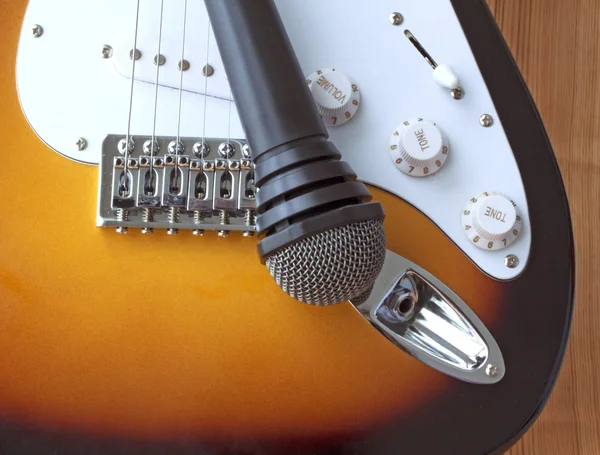 Micrófono y guitarra —  Fotos de Stock