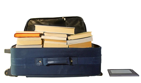 Valise pleine de livres avec lecteur de livres électroniques — Photo