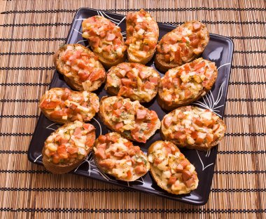 mini pizza sandviç siyah plaka