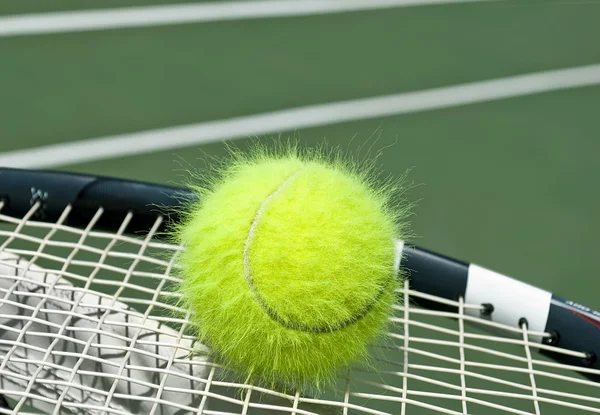 Bola de ténis amarela eletrificada — Fotografia de Stock