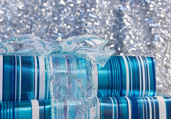 Scatole regalo blu lucido con un fiocco — Foto Stock
