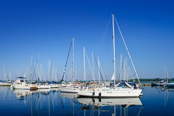 Luxusní bílé jachty a čluny kotví v přístavu — Stock fotografie