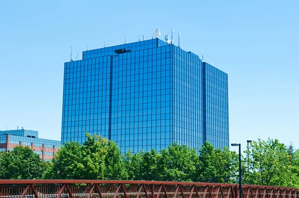 Blauwe modern kantoorgebouw met antennes Stockfoto