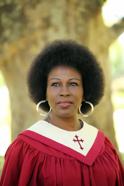 siyah kadın kırmızı kilise cüppeli