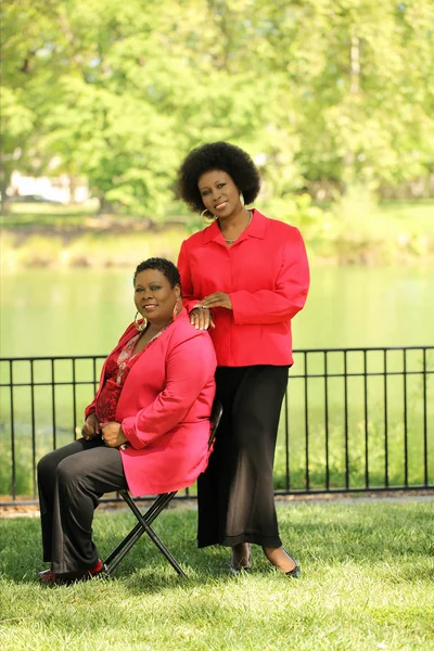 Dwie starsze kobiety czarny — Zdjęcie stockowe