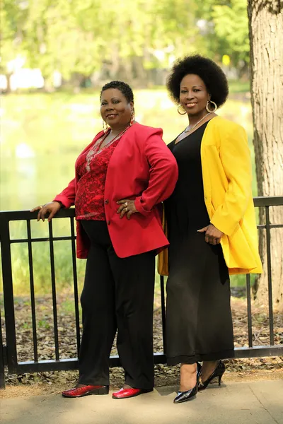 Två äldre svarta kvinnor utomhus — Stockfoto