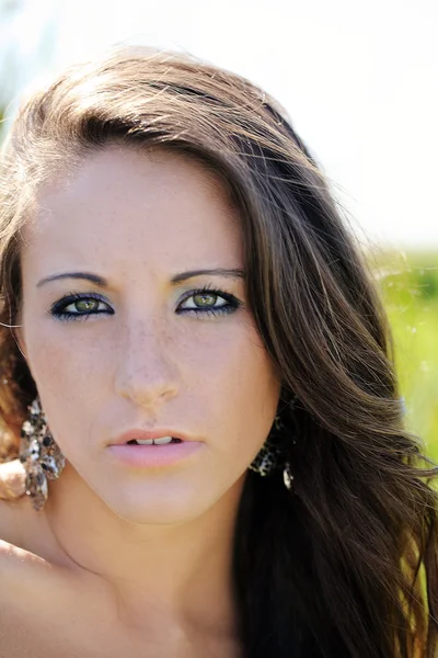 Young teen attractive girl outdoor portrait caucasian — Stock Photo, Image