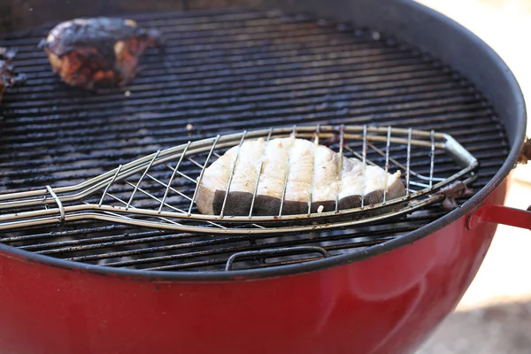 Zwaardvis grillen op de barbecue in vis accessoire — Stockfoto