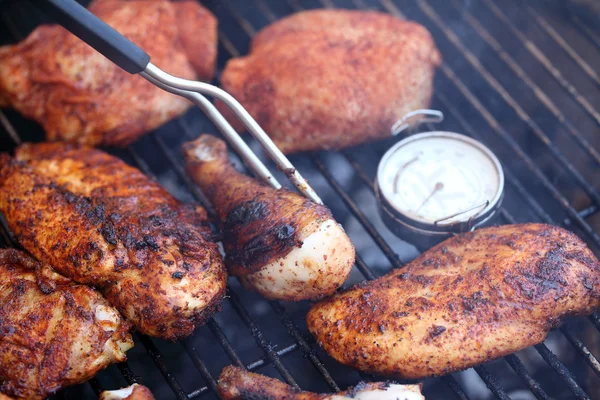 Cooking pieces of chicken on barbecue grill — Stock Photo, Image