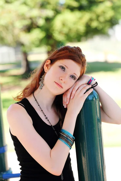 Retrato joven adolescente chica al aire libre apoyado en poste —  Fotos de Stock