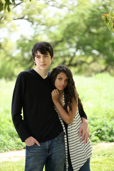 Jovem adolescente casal segurando uns aos outros ao ar livre retrato — Fotografia de Stock