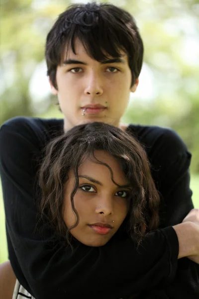 Teen boy and girl in outdoor portrait — Stock Photo, Image