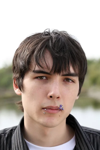 Νεαρό αγόρι εφήβων καυκάσιος υπαίθρια πορτρέτο μαύρο πουκάμισο — Φωτογραφία Αρχείου