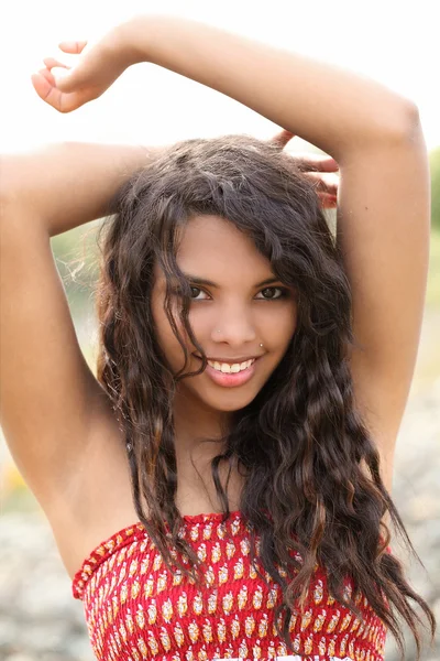 Mladý, usměvavý teen girl venkovní portrét červené šaty — Stock fotografie