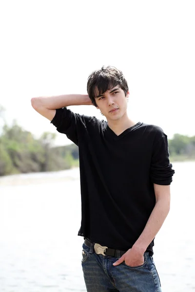 Mladí teen chlapec džíny a košili, venku — Stock fotografie