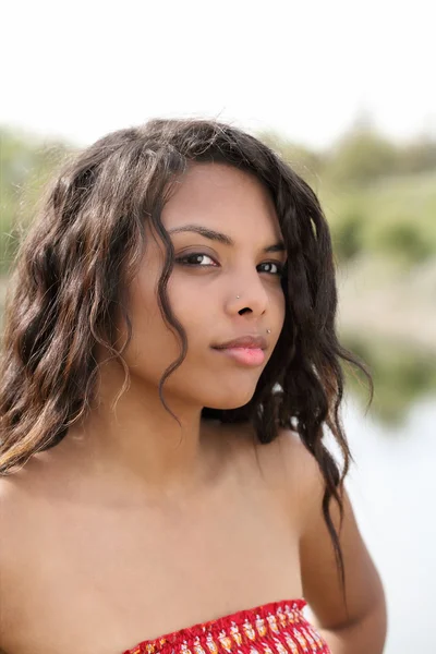 魅力的な混合民族の十代女の子の屋外のポートレート — ストック写真