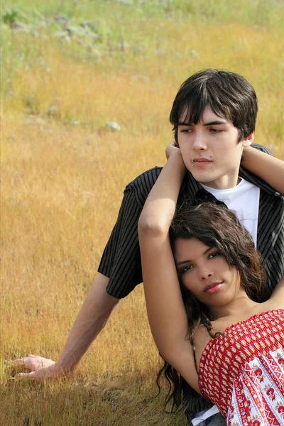 Νεαρό έφηβος αγόρι και κορίτσι που ξάπλωμα σε εξωτερικούς χώρους — Φωτογραφία Αρχείου