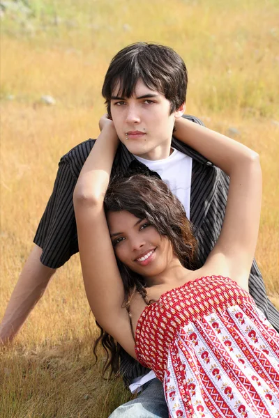 Genç teen erkek ve kız açık havada uzanmış — Stok fotoğraf
