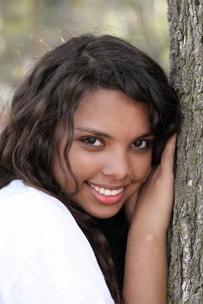 Jovem misturado adolescente menina ao ar livre árvore retrato — Fotografia de Stock