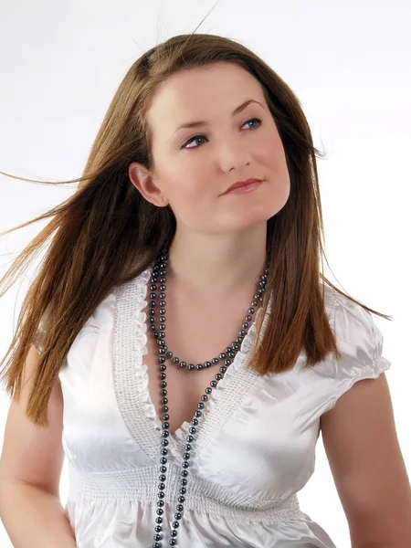 Jeune femme caucasienne en chemisier blanc et collier — Photo