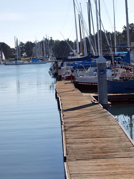 Dock à la marina avec des bateaux dans les couchettes — Photo