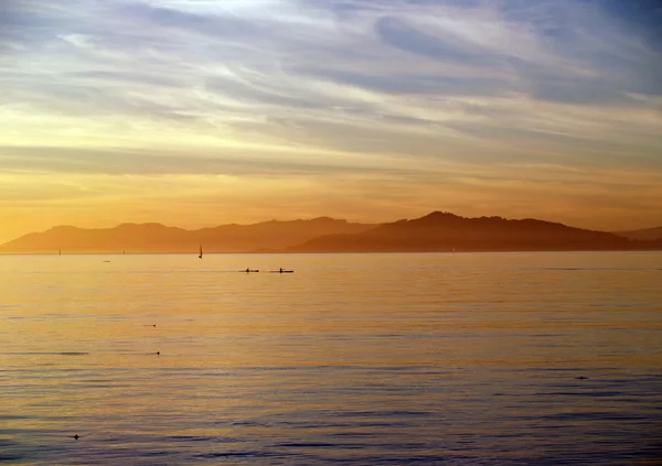 Silhouette von Kajaks auf dem Wasser mit Wolken — Stockfoto