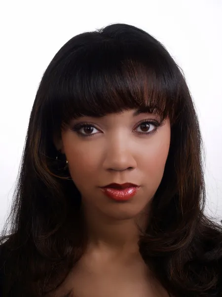 Fiatal, vonzó, fekete nő portré hosszú hair — Stock Fotó