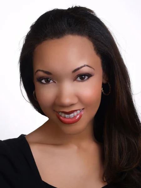 Nuori musta nainen hammasraudat — kuvapankkivalokuva
