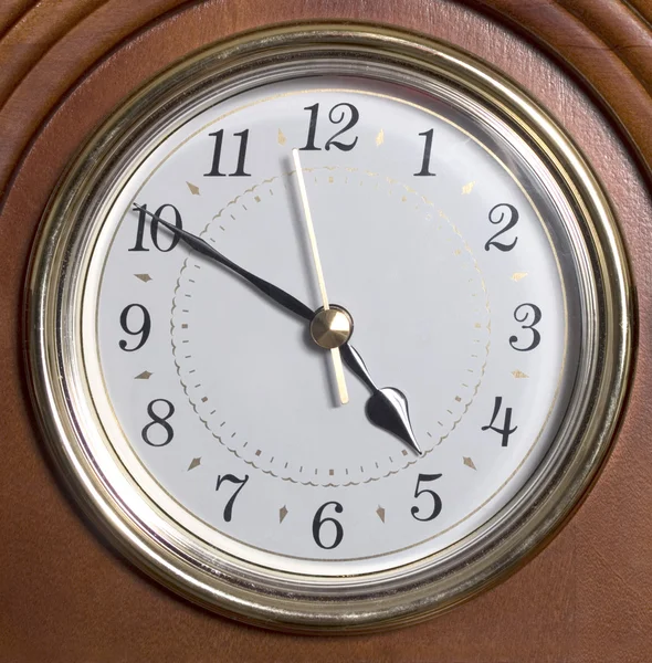 Casi dejar el reloj de tiempo a las 4: 50 —  Fotos de Stock