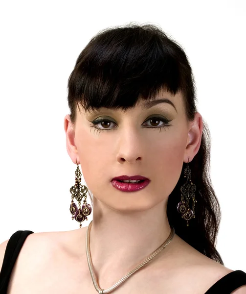 Porträtt mörkt hår kvinna med halsband och örhängen — Stockfoto