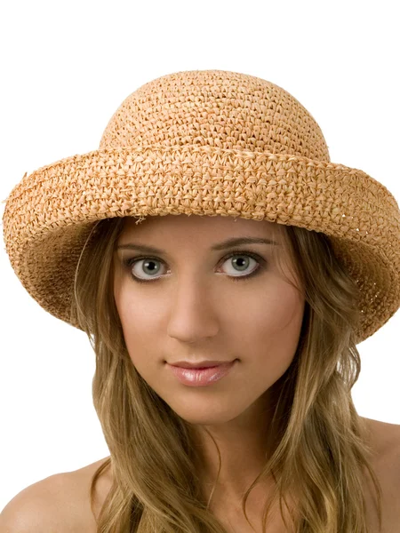 Mulher loira jovem em um chapéu de palha — Fotografia de Stock