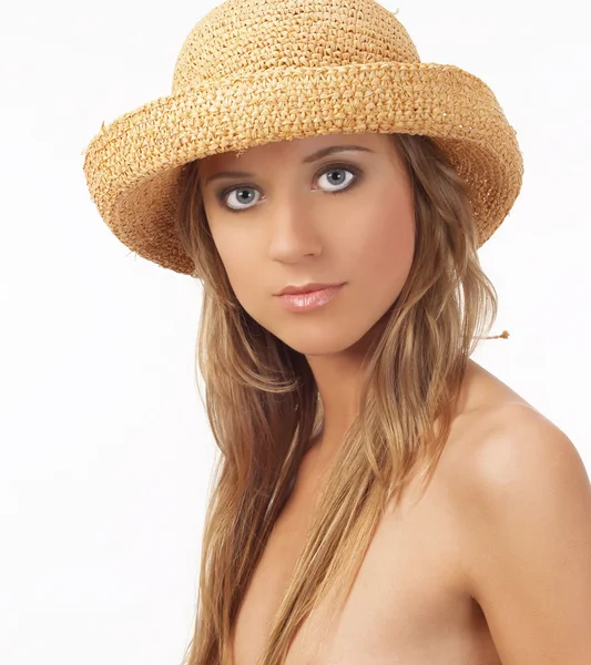 Τόπλες νεαρή ξανθιά γυναίκα στο ψάθινο καπέλο — Φωτογραφία Αρχείου