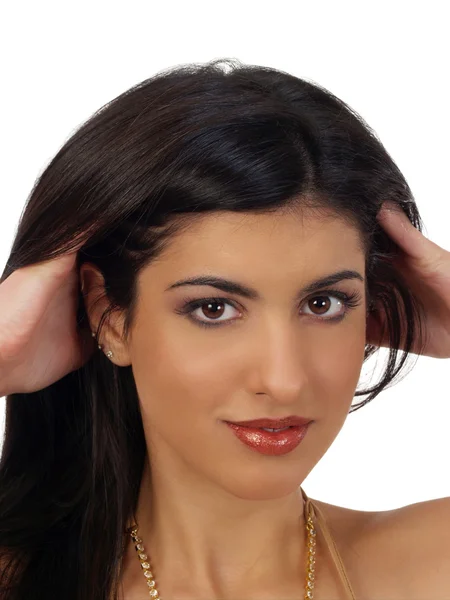 Giovane donna mediorientale ritratto con le mani nei capelli — Foto Stock