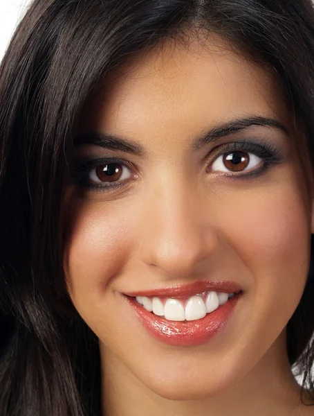 Närbild porträtt av leende Mellanöstern kvinna — Stockfoto