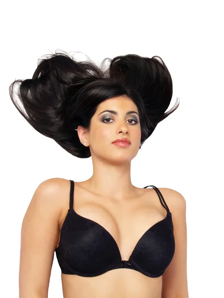 Nuori Lähi-idän nainen musta rintaliivit makuuasennossa — kuvapankkivalokuva