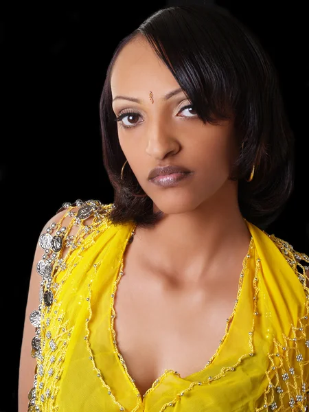 Portrait de jeune femme noire en haut jaune avec des pièces — Photo