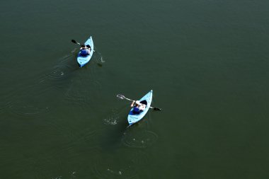 Yukarıdaki Nehri üzerinde iki mavi kayaklar