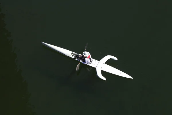 Homme en kayak blanc avec pontons d'en haut — Photo