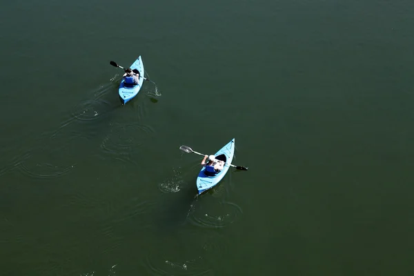 Dois caiaques azuis no rio de cima — Fotografia de Stock