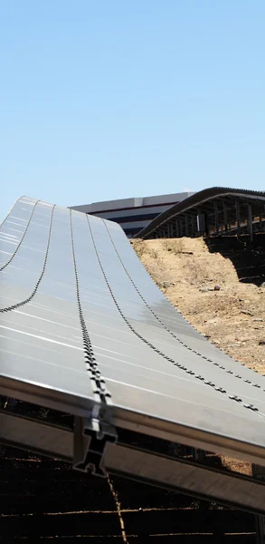 太阳能电池板的建设背景下的银行 — 图库照片