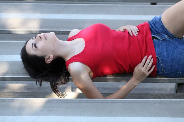 Jovem latina adolescente menina reclinado em arquibancadas — Fotografia de Stock