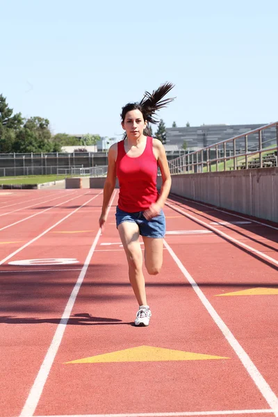 Молодая латиноамериканка, бегущая по рельсам — стоковое фото